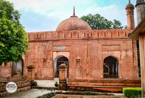 intricate architecture of the Shah Niamatullah Wali Mausoleum