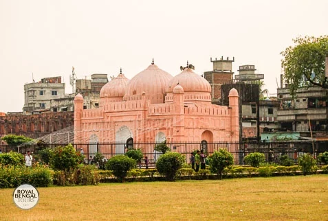 a beautiful mosque built by mughal inside the lalbagh fort in old dhaka