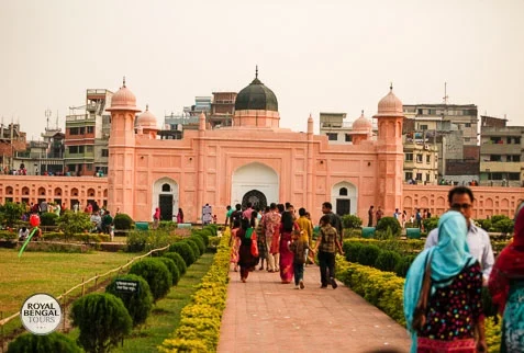 tomb of bibi inside the lalbagh fort looks like the tajmahal of india